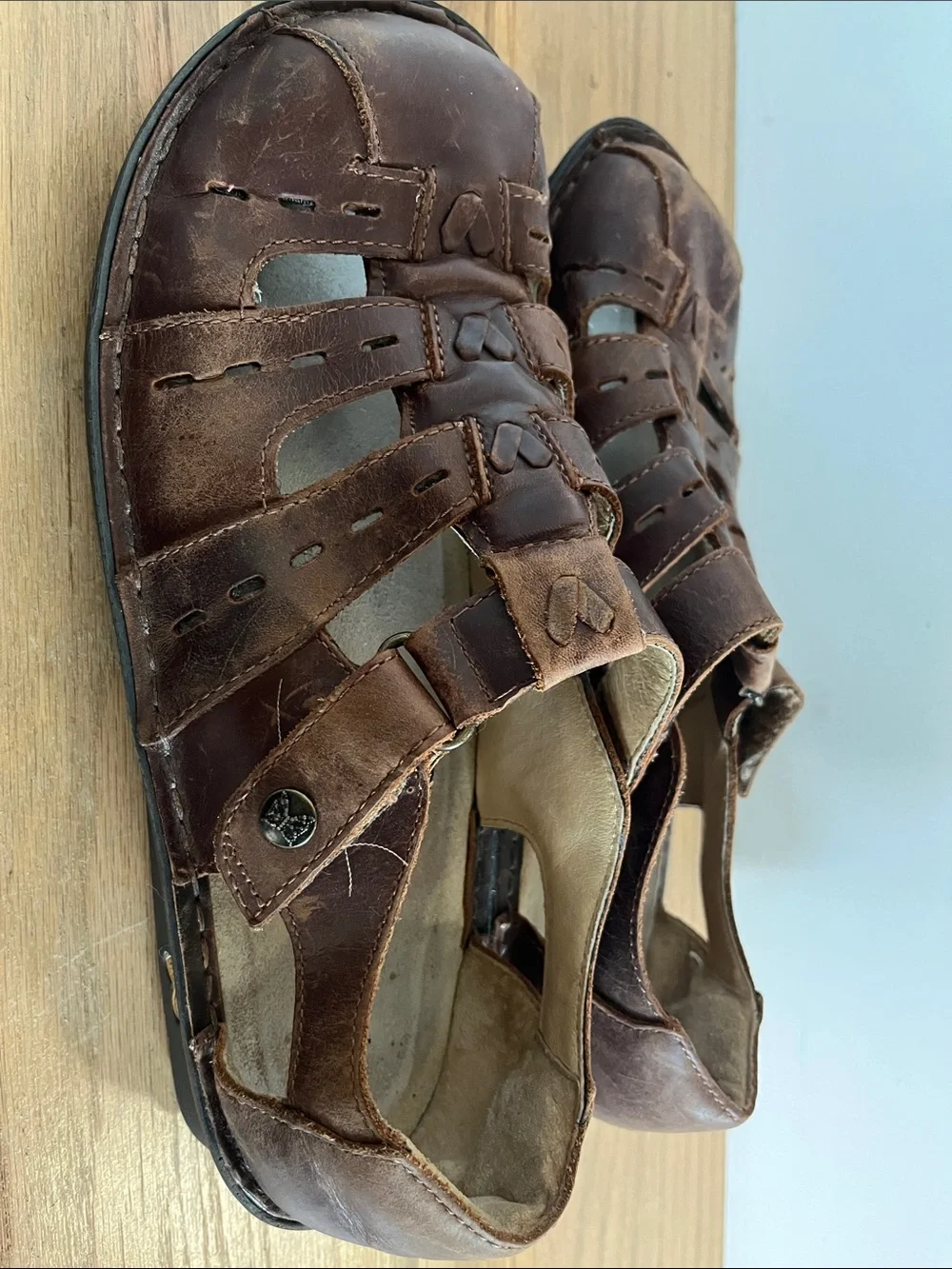 Alegria Men's Brown Leather Fisherman-Style Sandals